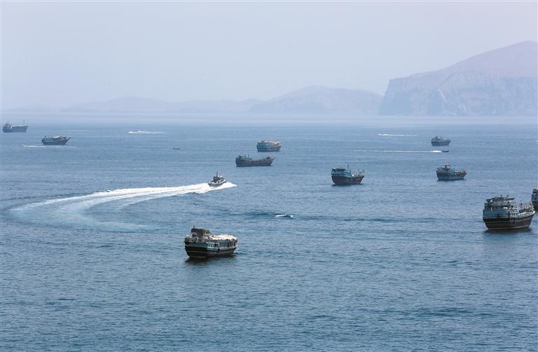这是6月20日在阿曼北部小镇海塞卜拍摄的霍尔木兹海峡南侧现状。新华社发