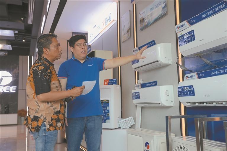 6月29日,在印度尼西亚雅加达,顾客选购格力空调。 新华社发