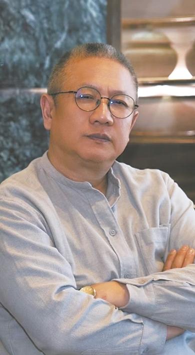 作家胡性能。