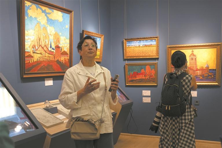 7月12日,在俄罗斯弗拉基米尔的弗拉基米尔美术馆,工作人员向媒体讲解展品。 新华社发