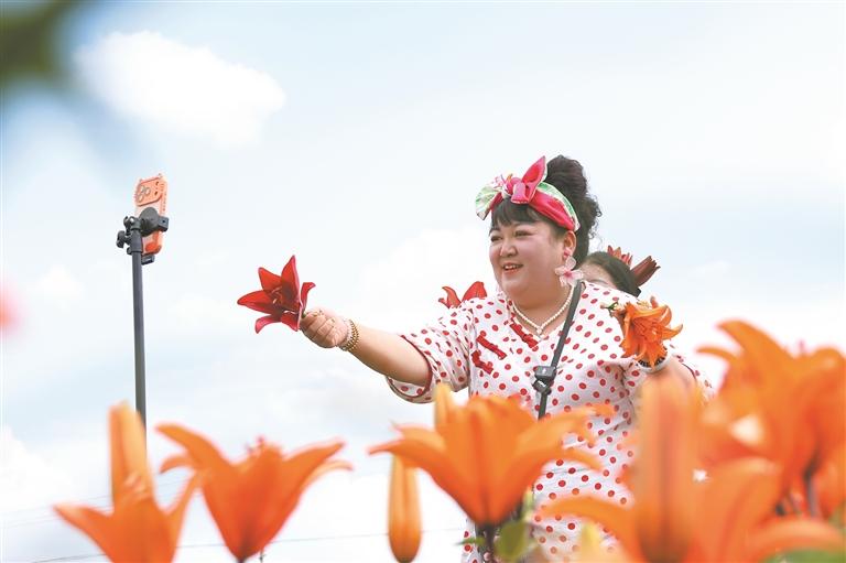 田间变直播间。