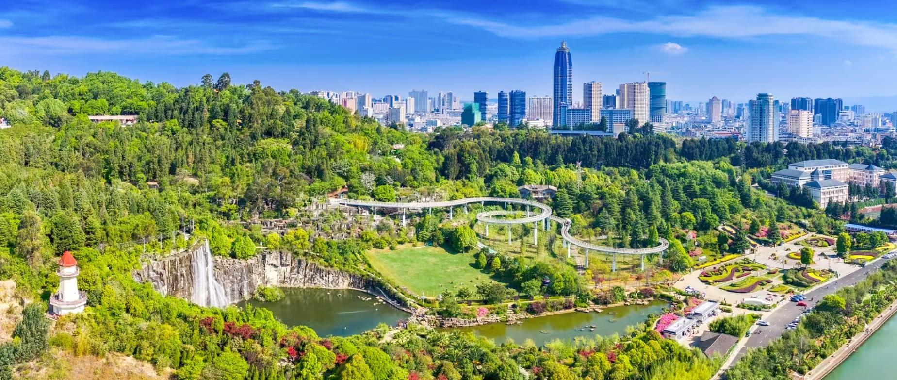 绿意盎然的曲靖市。陈泓洁 摄