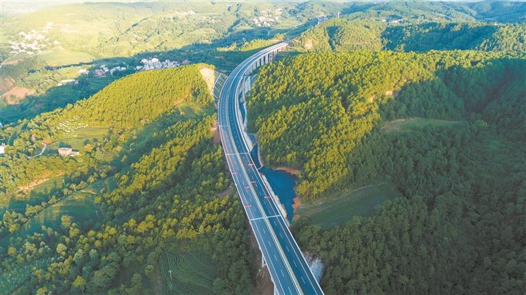 宣会高速公路。赵洋洋 摄