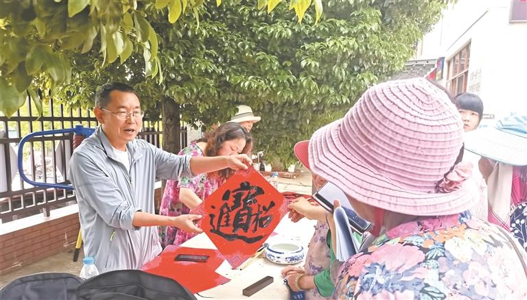 东海社区党总支为老年人送祝福。