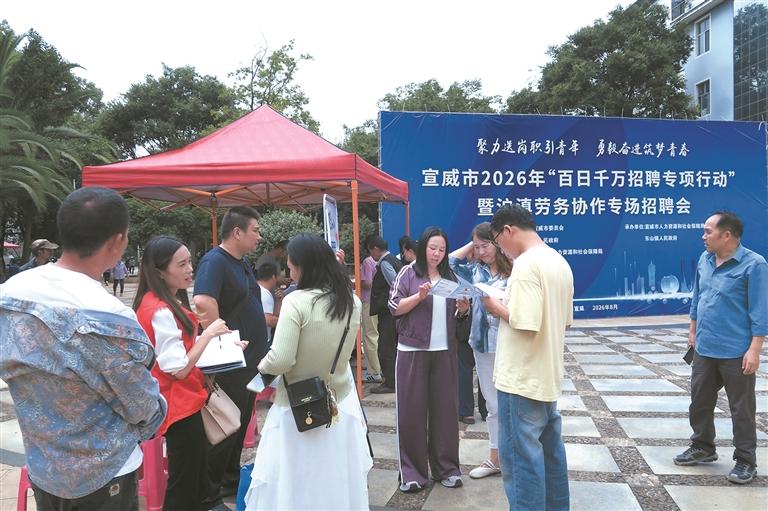 招聘会现场。何道松 摄