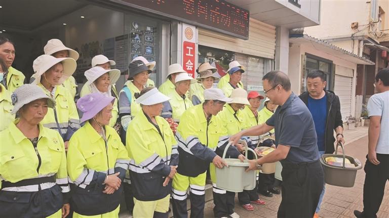 发放“夏日清凉”大礼包。李南南 摄