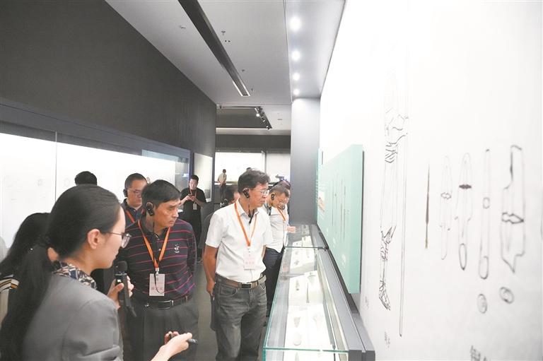 实地参观。段雄瑞 摄