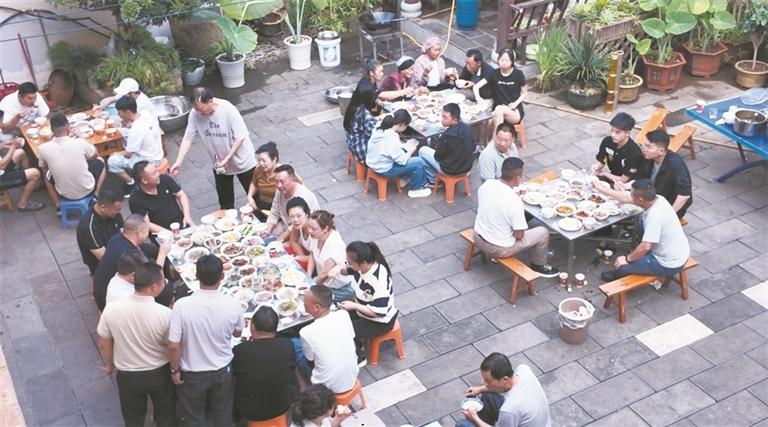避暑游客与当地村民共享地道的农家美食。