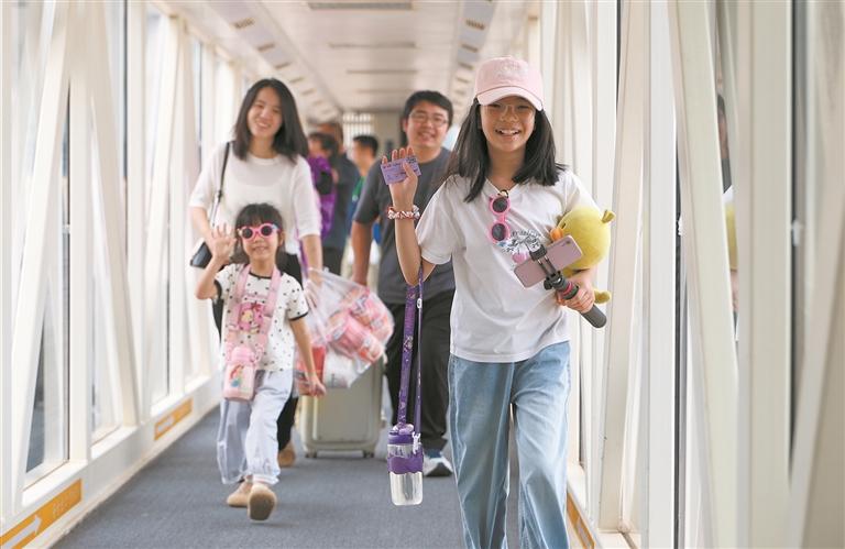 旅客在天津国际邮轮母港登船。新华社发